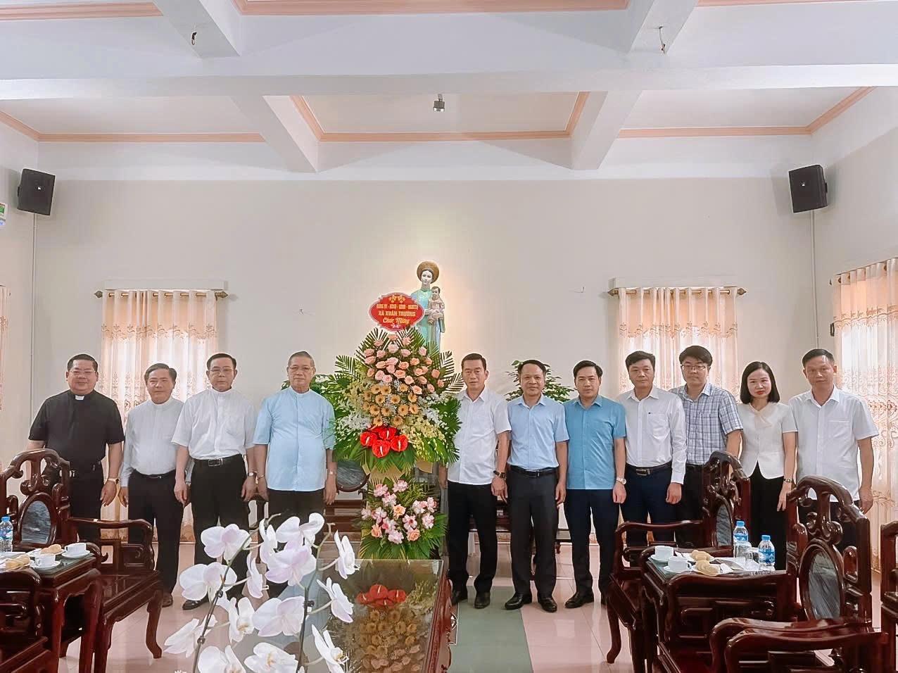 Các đồng chí lãnh đạo xã Xuân Trường chúc mừng Giám mục Tôma Vũ Đình Hiệu, Tòa Giám mục Bùi Chu, nhân dịp lễ kính Thánh Đaminh 08/8